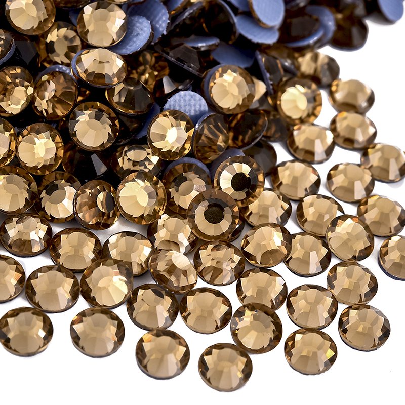 Pedrería hotfix Topacio Claro SS16 — el dorado suave para un brillo sutil en telas claras