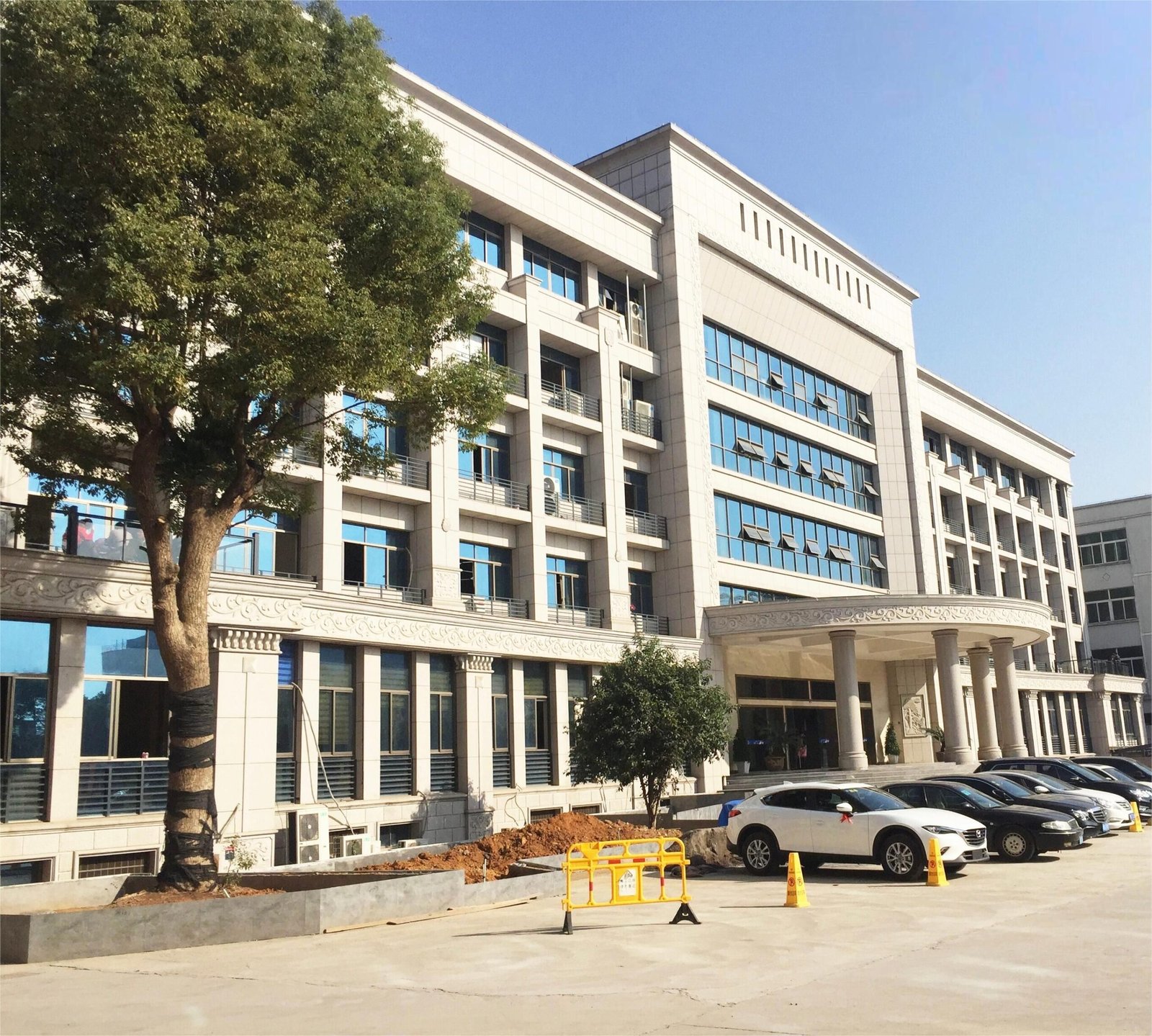 Exterior de la fábrica de pedrería Yiben en Guangzhou, China